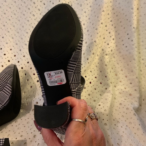 Comfort Est. 1946 Mary Jane Pumps - Picture 13 of 16